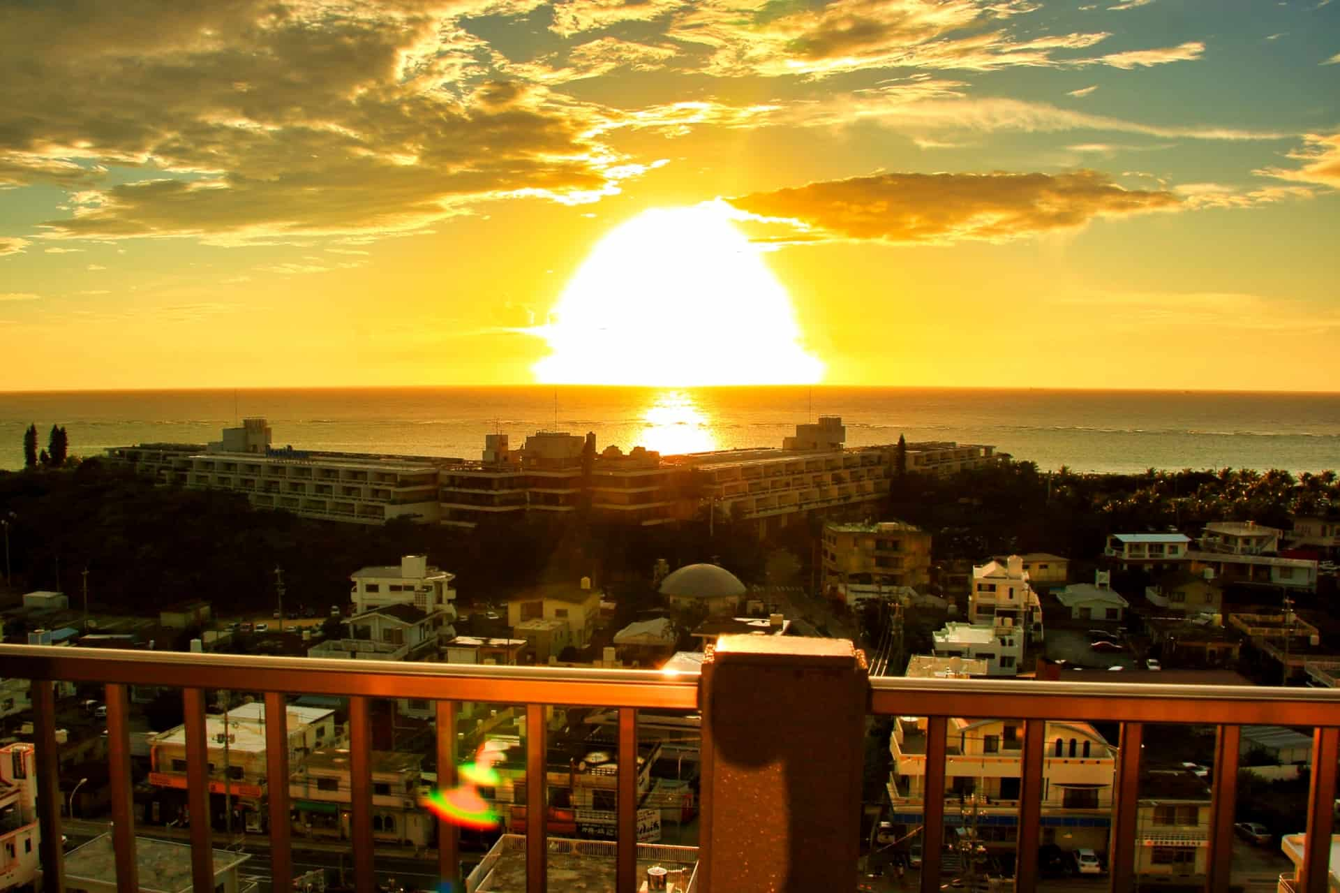 テラスから見える夕日と海