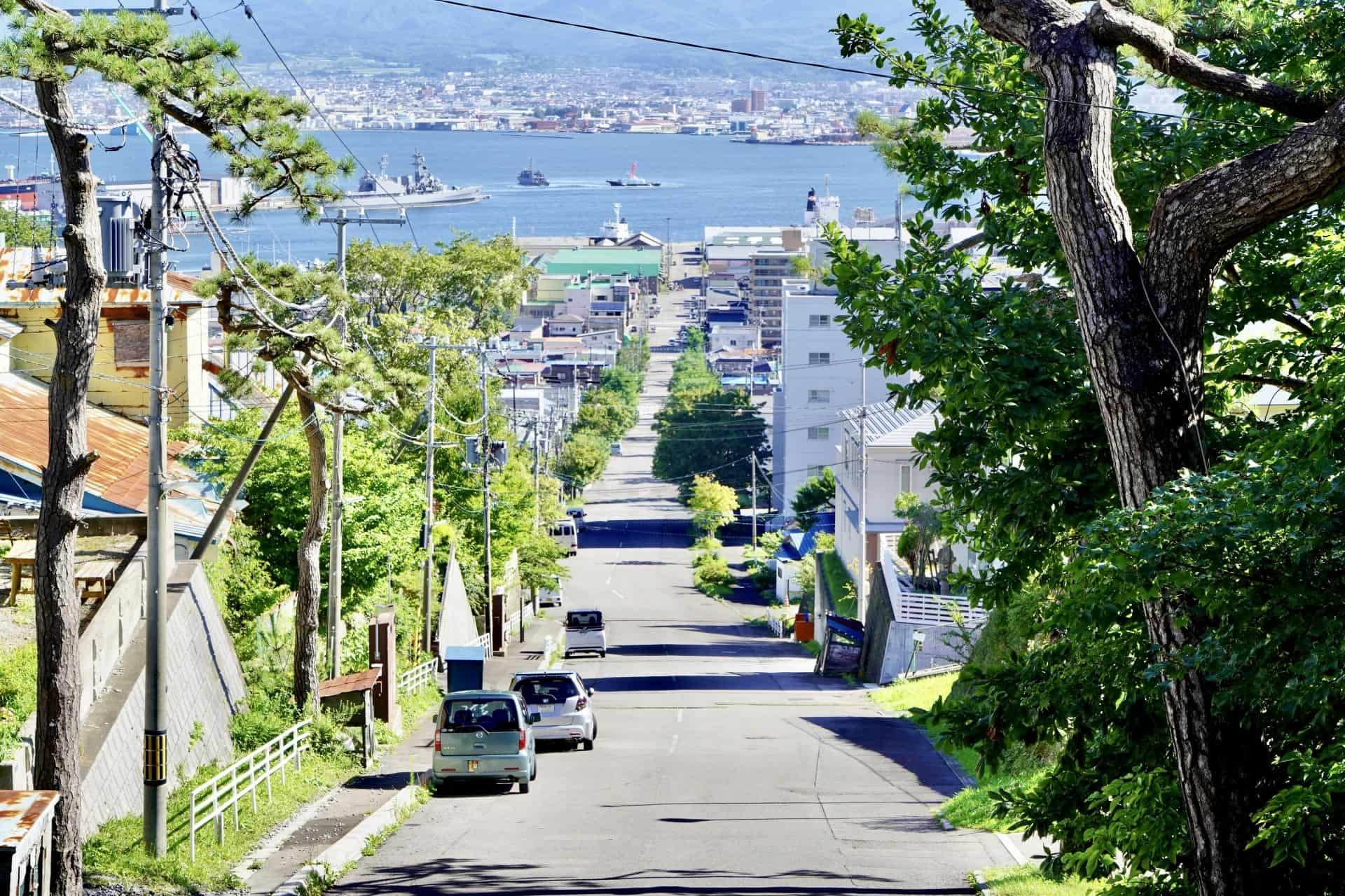 海が見える下り坂