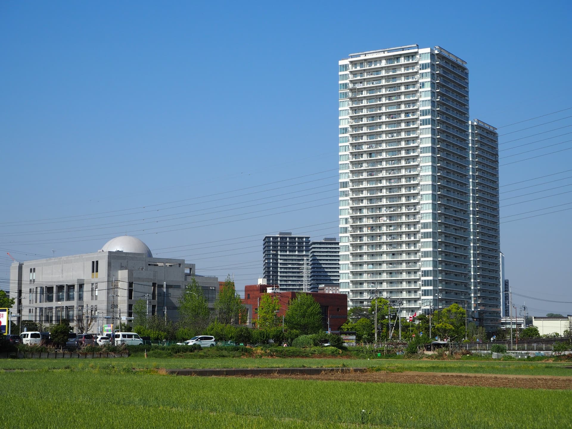 街にある高層マンション