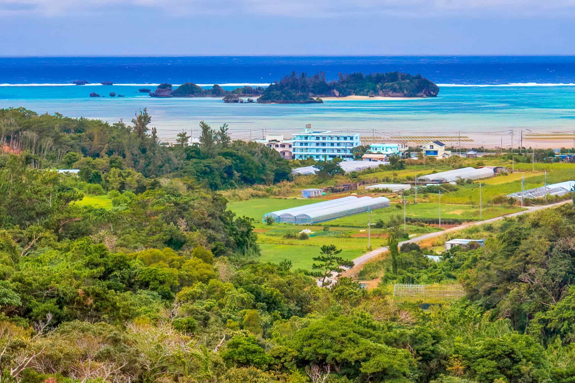 山から見える海の風景