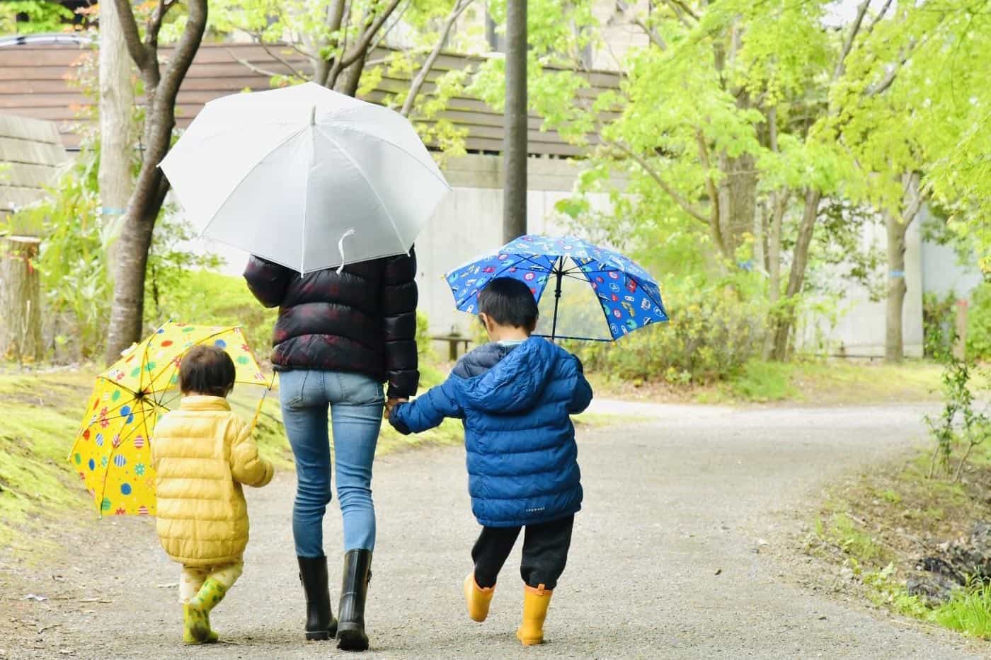 雨の中歩く親子