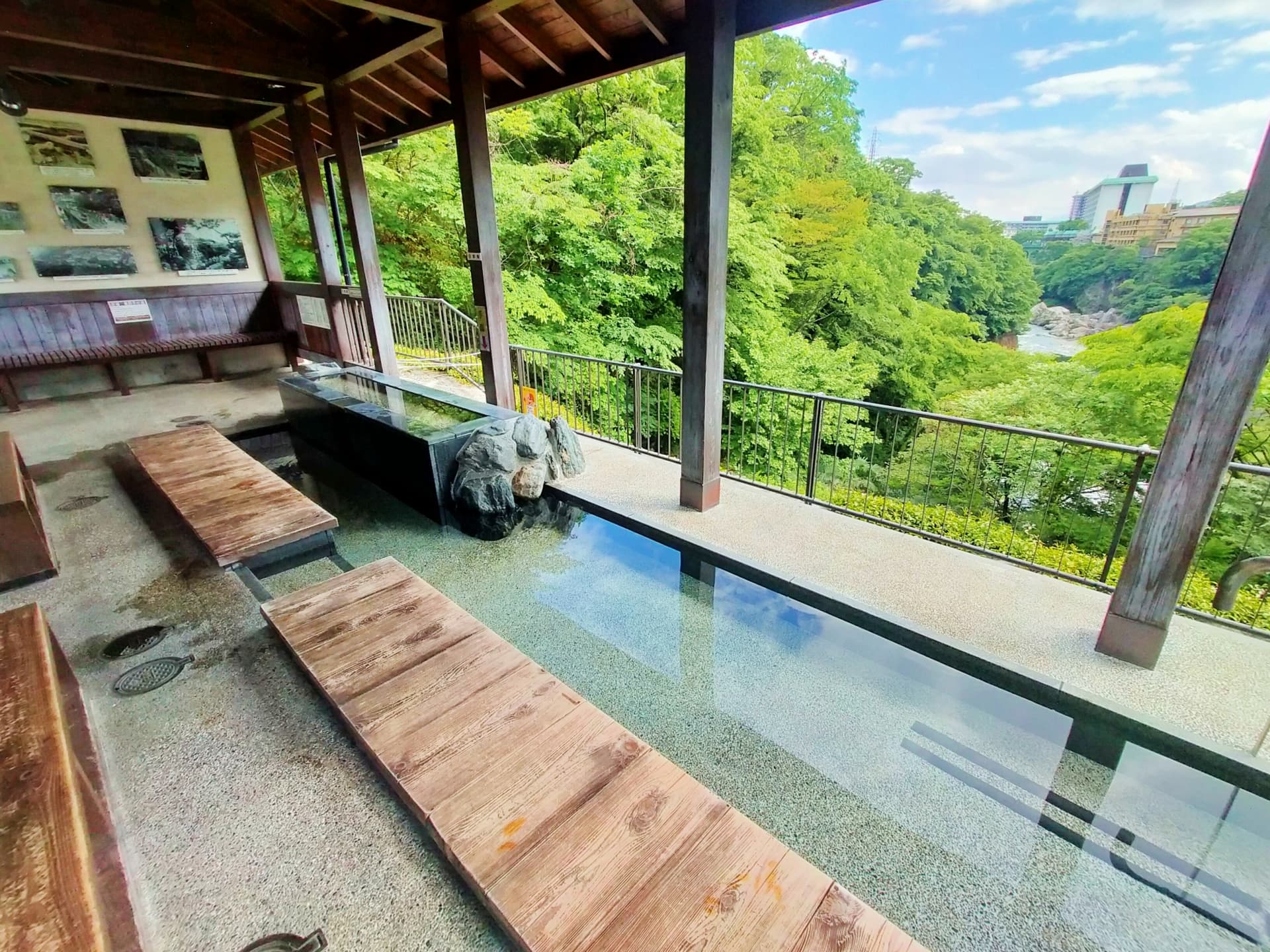 新緑が見える足湯