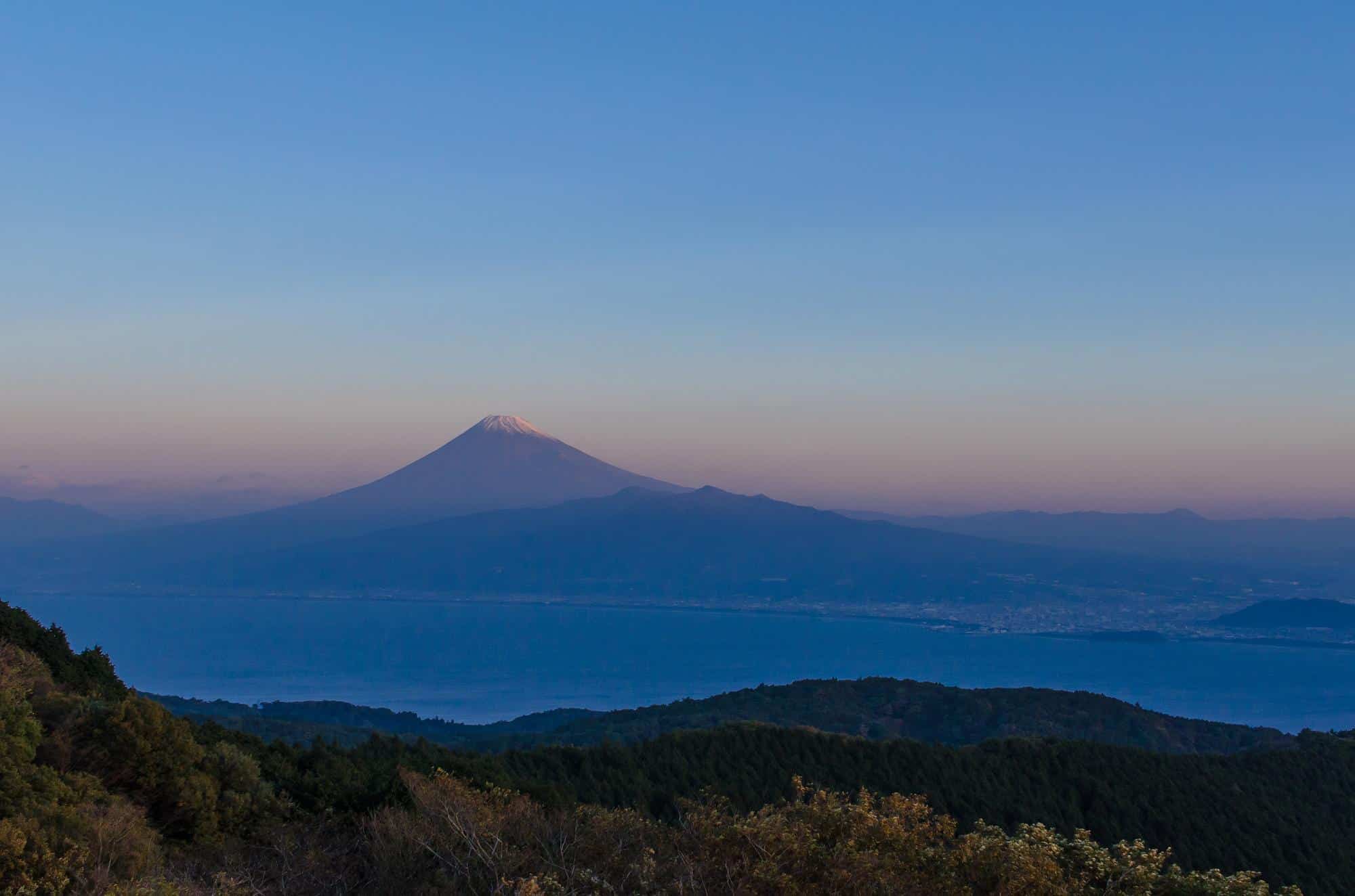 山高原展望台から見える夕日と富士山