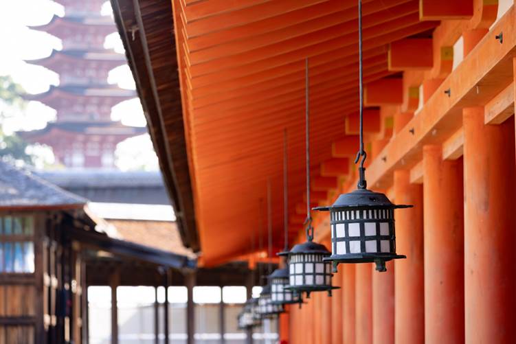 厳島神社の釣り灯籠