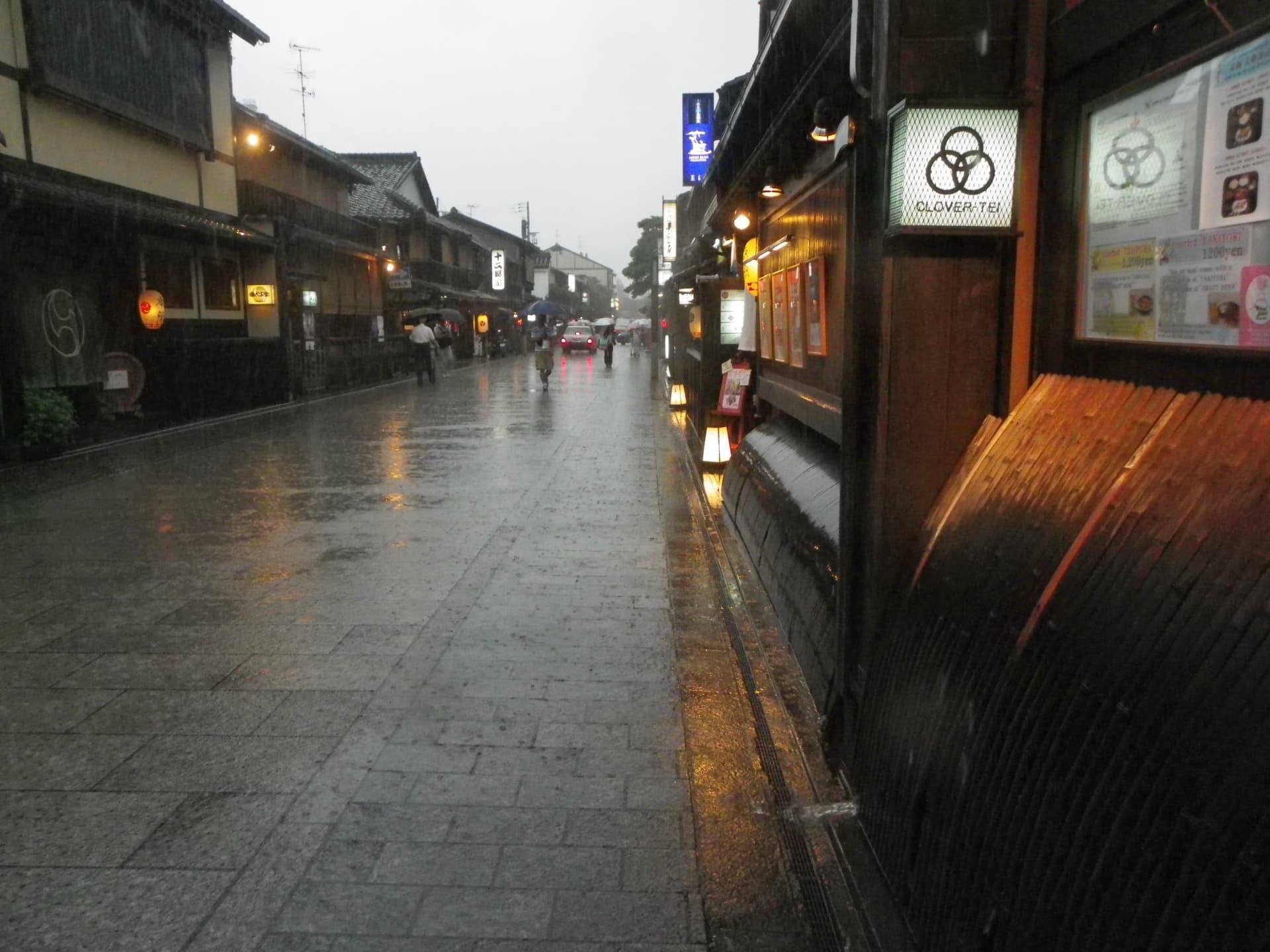 雨が降っている花見小路通