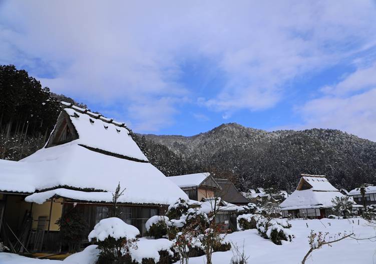 雪が積もった古民家