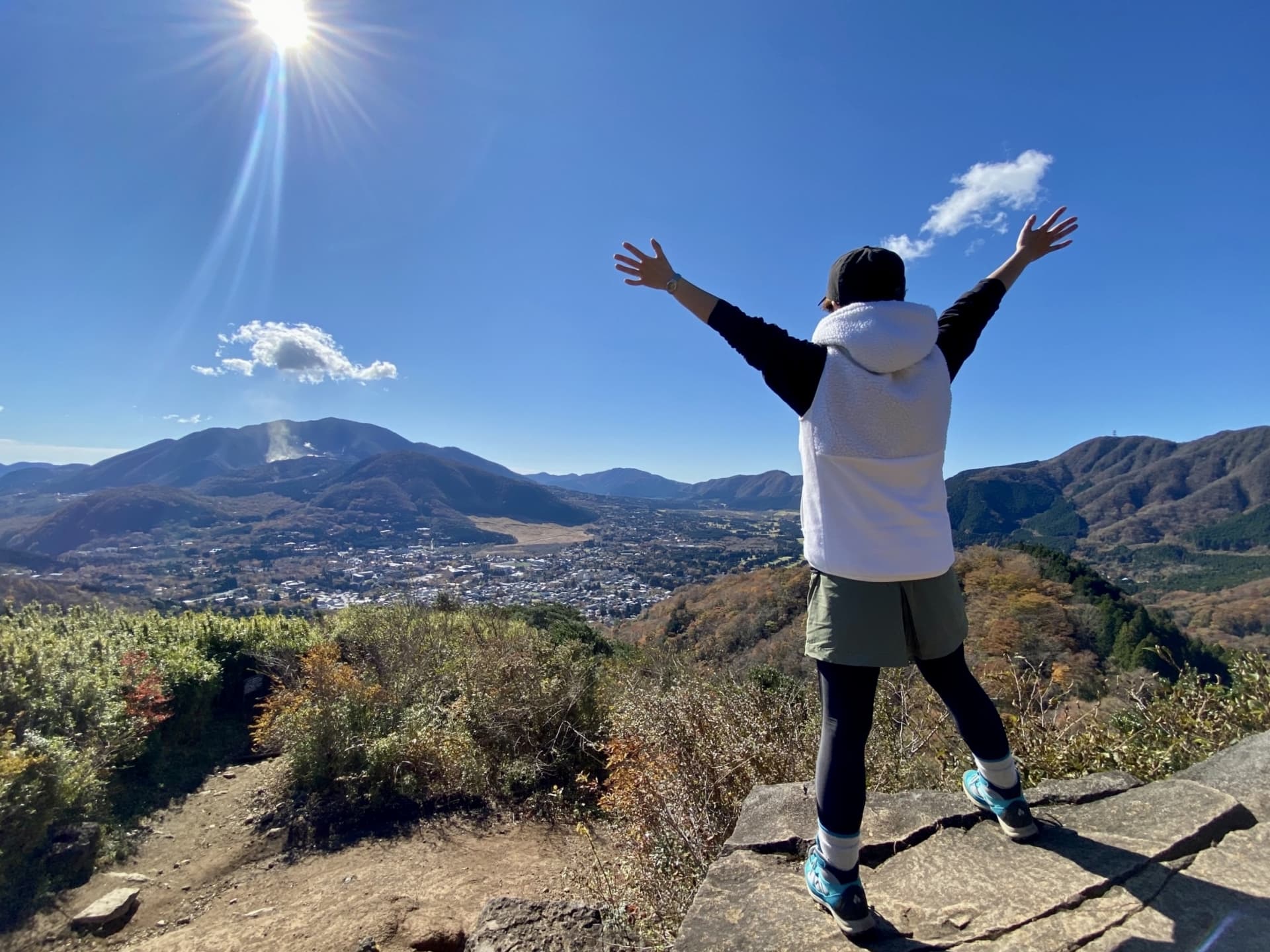 登山成功して喜んでいる人