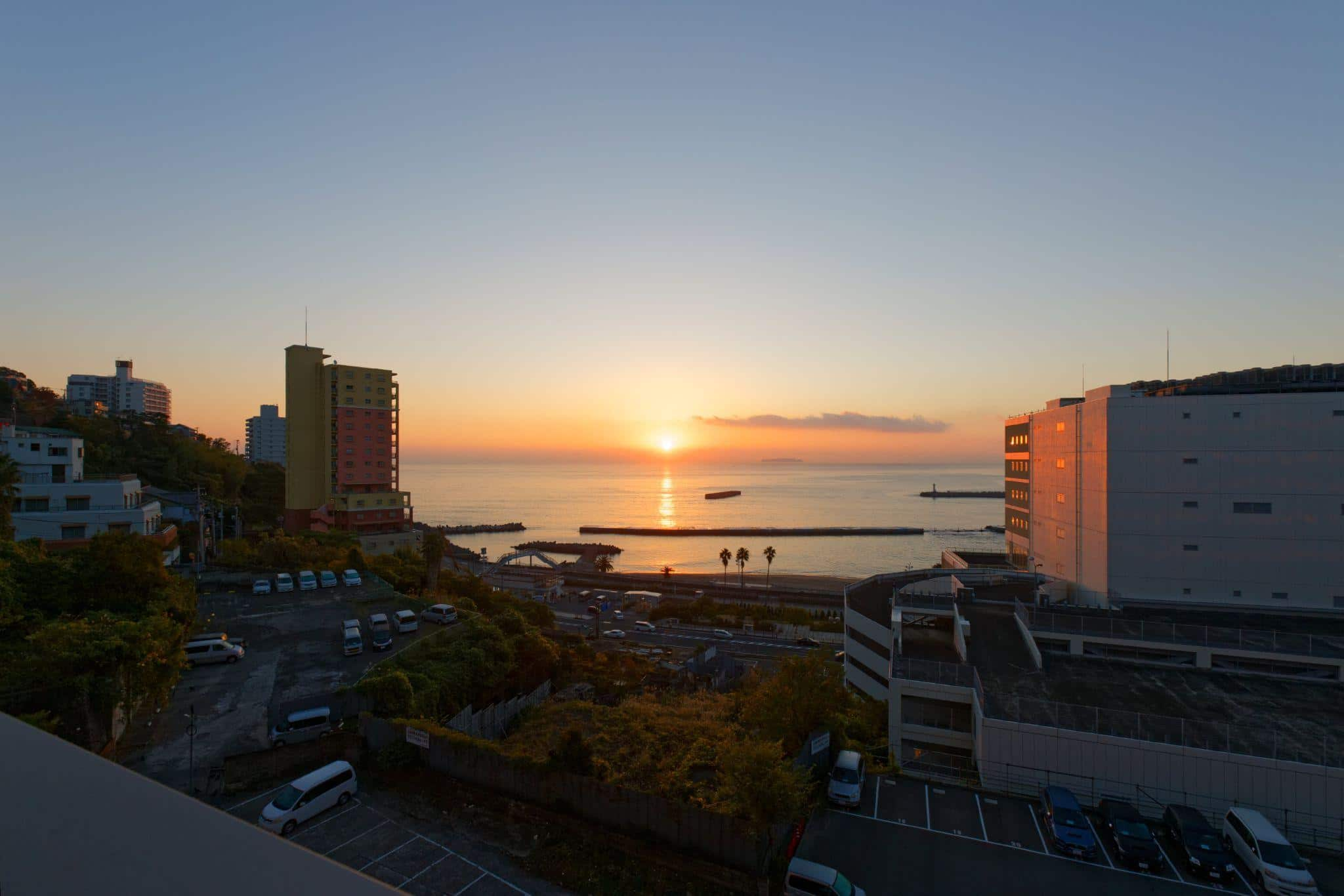 熱海のホテルから見る夕日