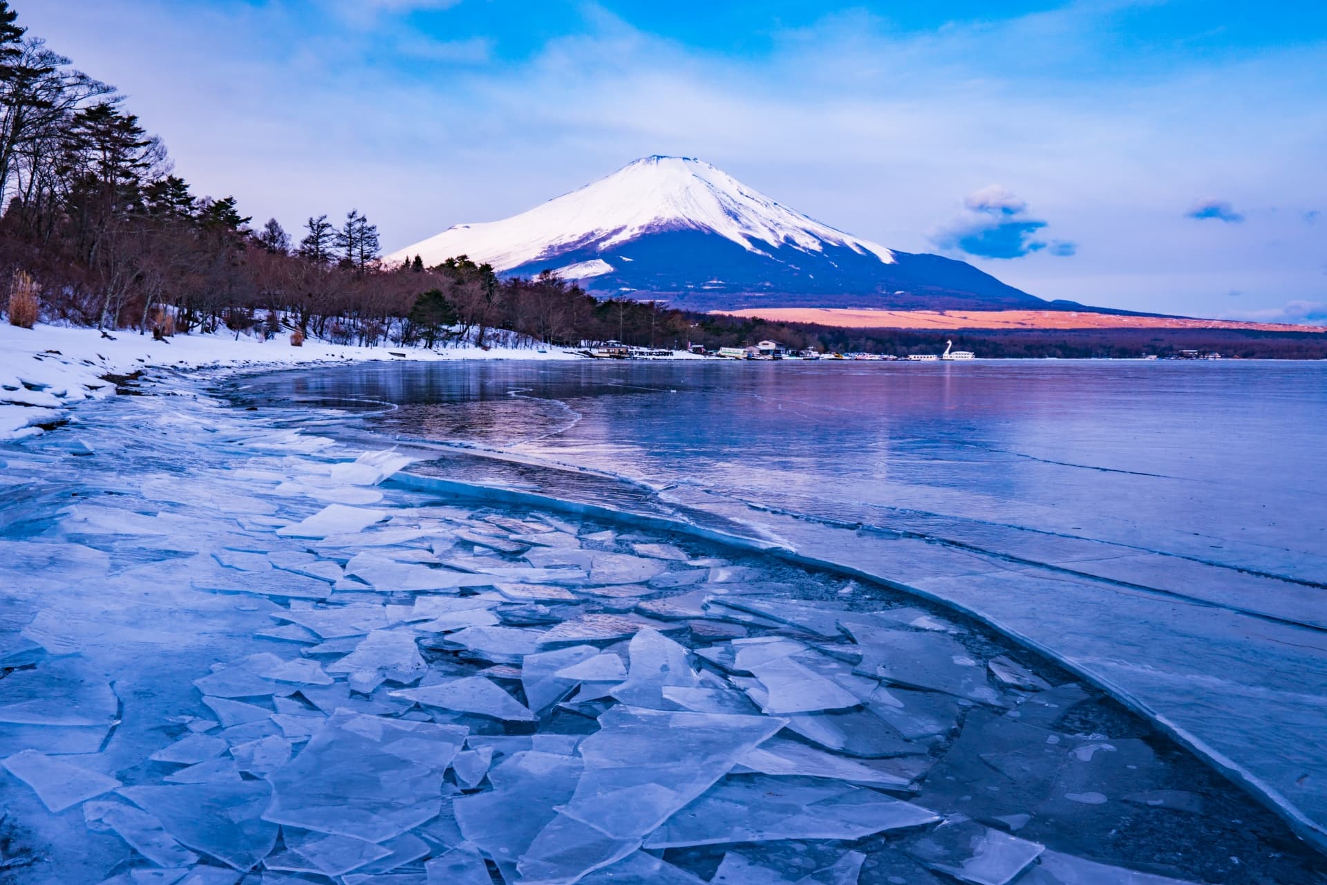 凍った湖から見える富士山