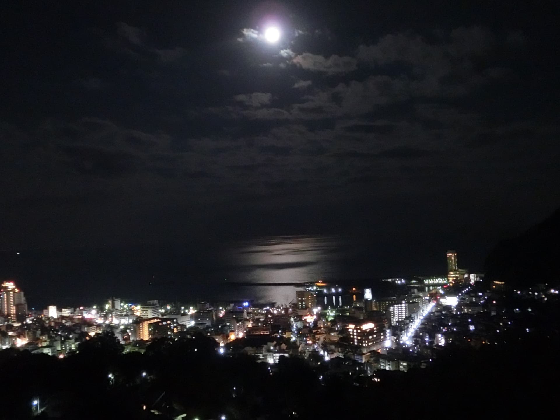 満月と夜景