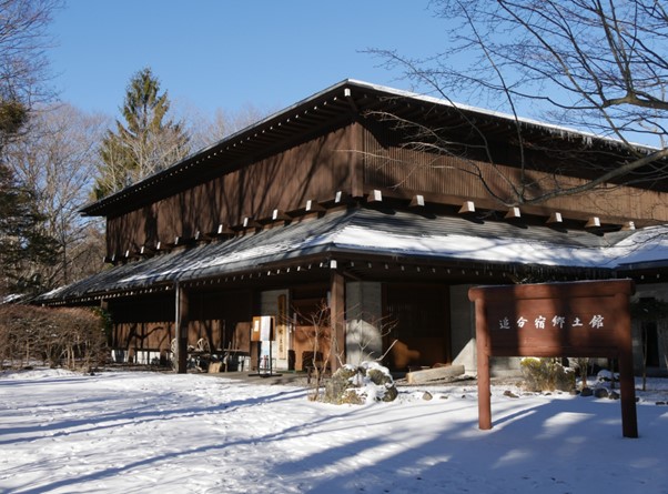 雪の中にある追分宿郷土館