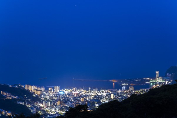 滝知山駐車場の夜景